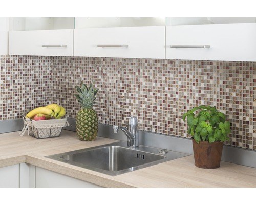 Küchenszene mit Spüle, Mosaikfliesen und Dekorationen