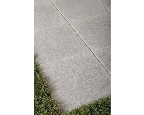 Verlegte Betonplatten mit Grasnarbe