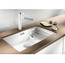 Spüle mit Abtropfschale und Wasserhahn auf einer Küchentheke