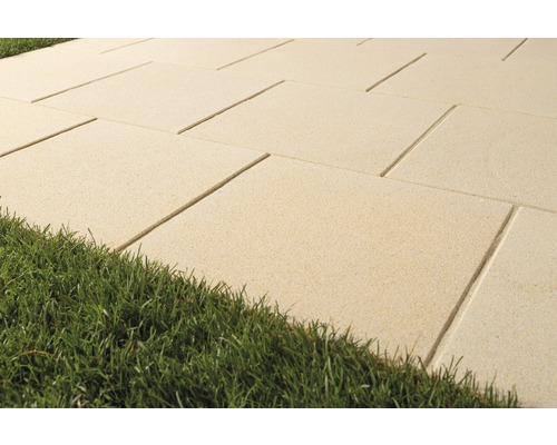 Verlegung von Terrassenplatten aus Beton neben Rasenfläche