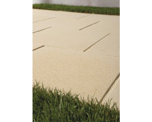 Verlegter Gartenweg mit Rasen