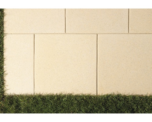 Verlegung von Betonpflastersteinen mit Rasen