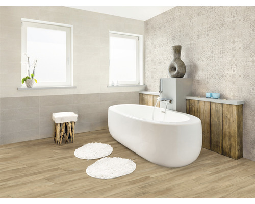 Badezimmer mit Badewanne, Fliesenboden, holzverkleidetem Waschtisch und dekorativer Wand