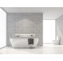 Modernes Badezimmer mit freistehender Badewanne, Toilette und gemusterter Wand