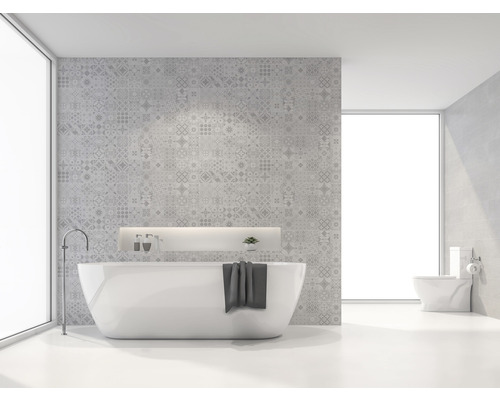 Modernes Badezimmer mit freistehender Badewanne, Toilette und gemusterter Wand