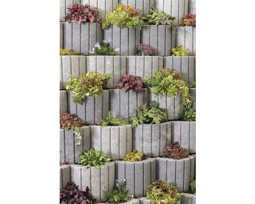 Gestapelte Pflanzsteine mit verschiedenen Pflanzen für eine vertikale Gartengestaltung.