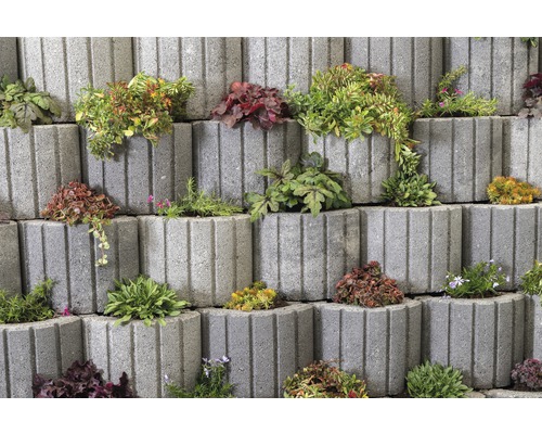 Begrünte Hangbefestigung aus Beton-Pflanzsteinen im Garten