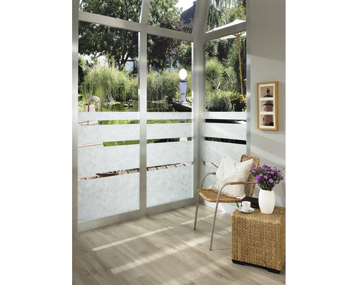 Heller Raum mit Fensterfolie, Sessel und Beistelltisch mit Blumenvase