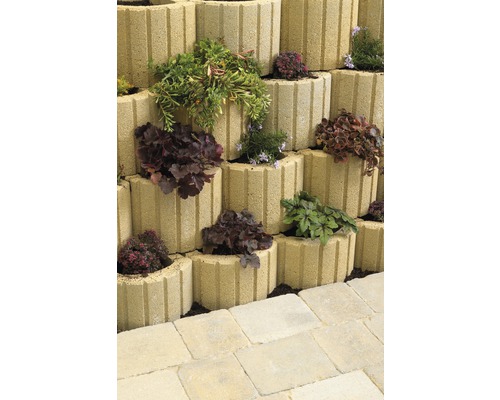 Gestapelte Pflanzsteine mit Bepflanzung und Pflastersteine