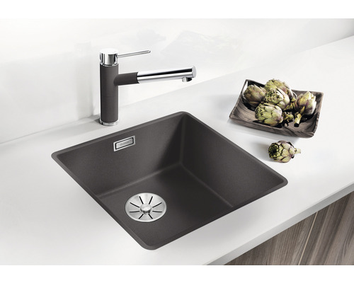 Dunkelgraues Spülbecken mit Wasserhahn und Artischocken
