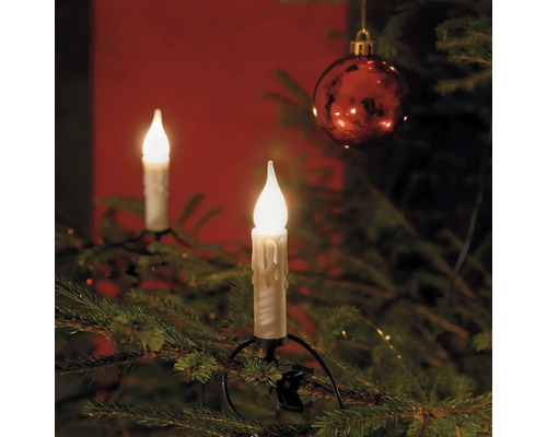 Dekorativer Weihnachtsbaum mit LED-Kerzen und Christbaumkugel