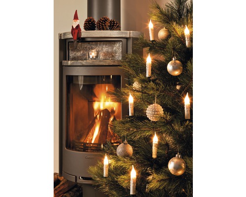 Kerzenlichterkette gefrostet Konstsmide 20 Topbirnen Lichtfarbe warmweiß Kamin mit brennendem Feuer und geschmücktem Weihnachtsbaum