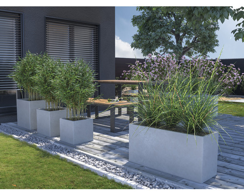 Gartenbereich mit Beton Pflanzkübeln, Bepflanzung und Sitzgruppe auf Terrasse