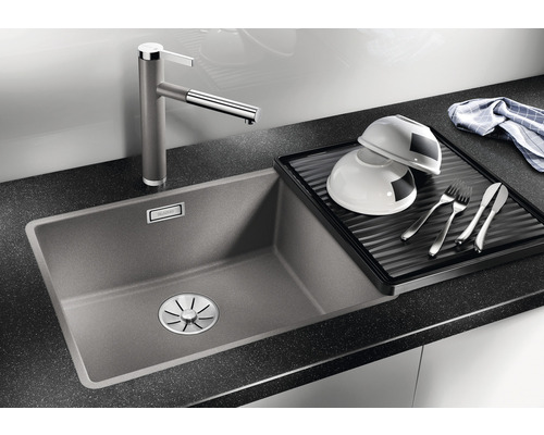 Küchenspüle mit Abtropfgestell, Geschirr und Besteck