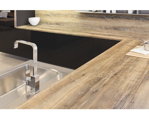 Küchenszene mit Spüle, Armatur und Arbeitsplatte in Holzoptik