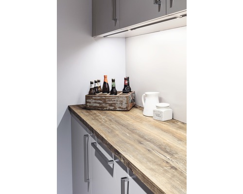 Arbeitsplatte in Holzoptik mit Getränkekiste, Krug und Dose