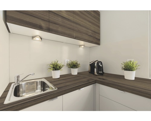 Küchenecke mit Spüle, Arbeitsplatte in Holzoptik und Hängeschränken