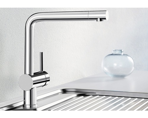 Küchenarmatur aus Edelstahl mit Einhebelmischer an Spüle