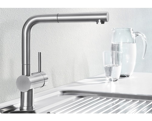 Küchenarmatur aus Edelstahl auf einer Spüle
