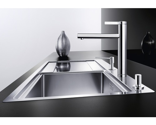 Edelstahlspüle mit Armatur und Seifenspender