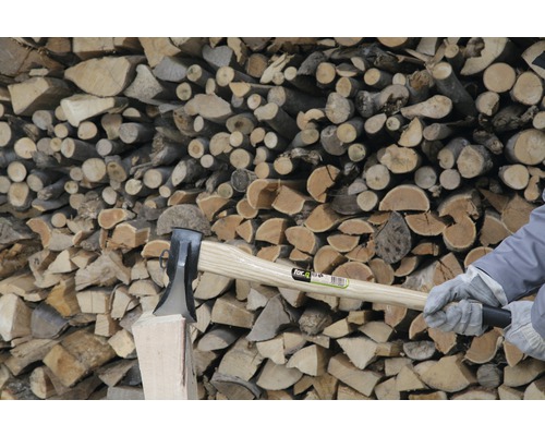Axt zum Holzspalten vor einem Holzstapel