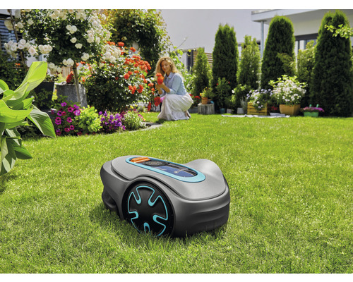 Rasenmäher Roboter auf einer Rasenfläche im Garten.