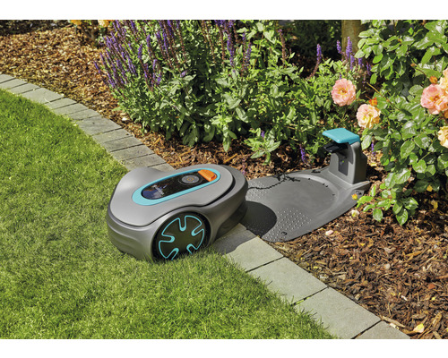 Gardena Mähroboter mit Ladestation auf Rasenfläche im Garten