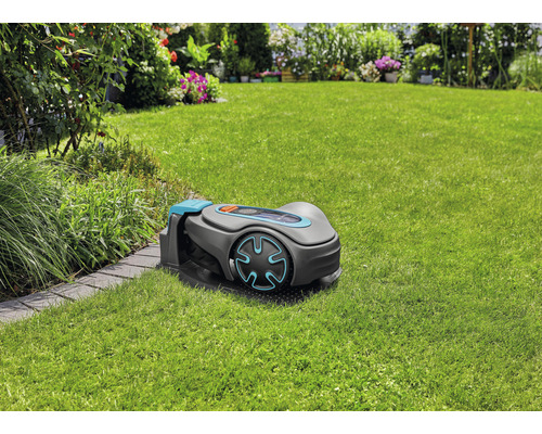 Rasenroboter auf einer Rasenfläche im Garten