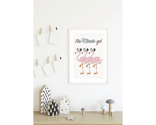 Dekoratives Bild mit Flamingos und dem Text Fla-Minnie-Go in einem weißen Rahmen auf einem Tisch.
