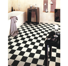 Badezimmer mit schwarz-weißem Schachbrettfliesenmuster, Badewanne und Waschbecken