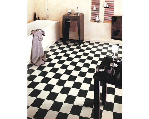 Badezimmer mit schwarz-weißem Schachbrettfliesenmuster, Badewanne und Waschbecken