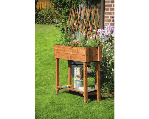 Hochbeet aus Holz mit Rankgitter im Garten