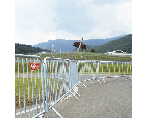 Absperrgitter aus Metall vor einer Rennstrecke