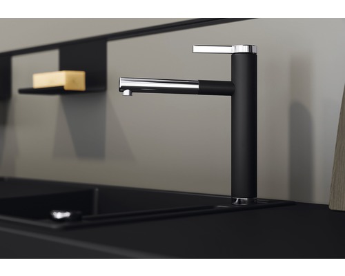 Küchenarmatur in Schwarz und Chrom über Spüle