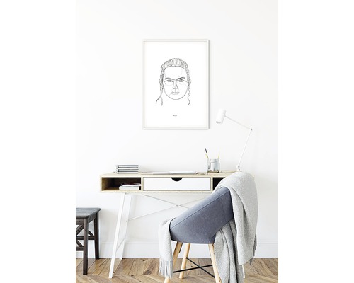 Büroszene mit Schreibtisch, Stuhl und gerahmtem Wandbild