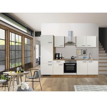 Helle, moderne Küche mit Esstisch und Stühlen in einem geräumigen Zimmer.