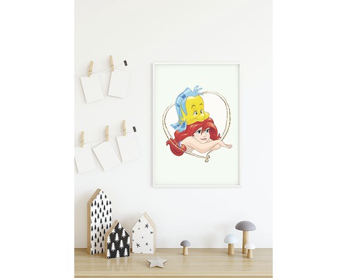 Gerahmtes Bild von Arielle und Fabius auf einem Holztisch