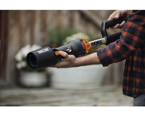 Eine Person hält einen Laubbläser der Marke WORX.