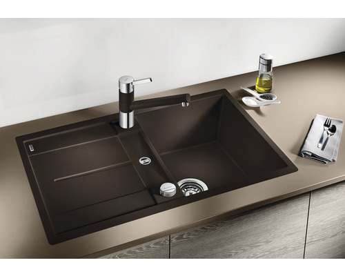 Spüle mit Abtropffläche und Wasserhahn auf einer Küchentheke