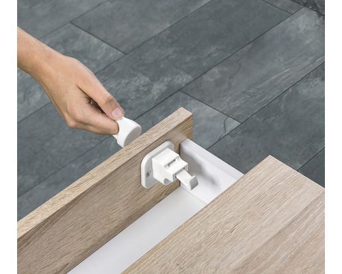 Demonstration der Installation einer Schranksicherung