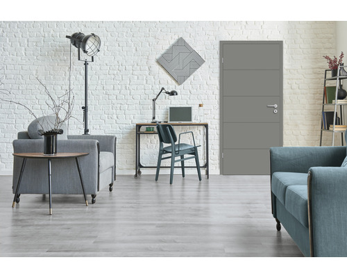 Innenraum mit grauer Innentür, Sitzmöbeln und Arbeitsplatz