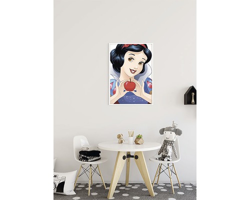 Kinderzimmer mit Schneewittchen-Poster über einem Kindertisch.