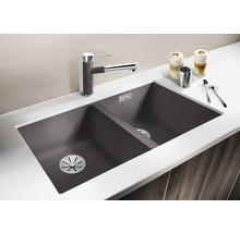 Spüle mit zwei Becken und Armatur auf einer Küchentheke
