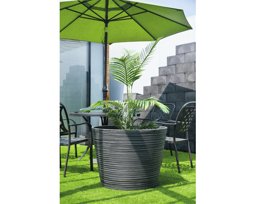 Szene mit Pflanze in großem Pflanzgefäß, Gartentisch, Stühlen und Sonnenschirm