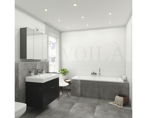 Helles Badezimmer mit Waschbecken, Spiegelschrank und Badewanne