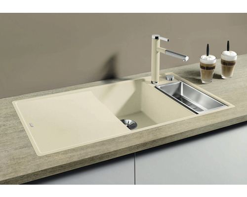 Spüle aus Quarzsand mit Abtropffläche und Wasserhahn auf einer Arbeitsplatte