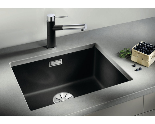 Einbauküchenspüle mit Armatur und einem Korb mit Blaubeeren