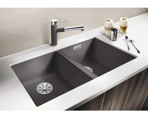 Küchenspüle mit zwei Becken und Armatur auf einer Arbeitsplatte