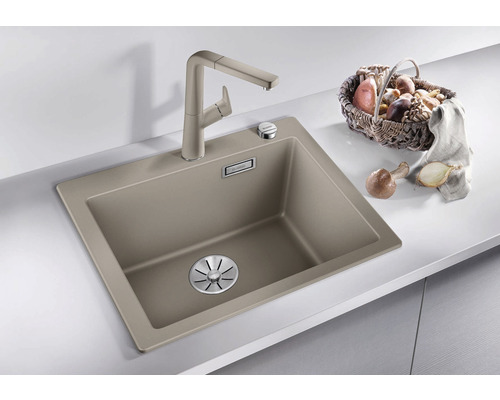 Spüle mit Wasserhahn und Gemüsekorb