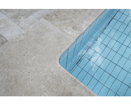 Detailansicht eines Pools mit Natursteinfliesen